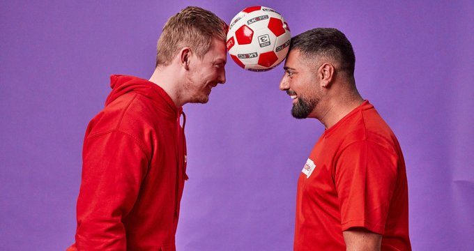 Pies de niños con balones LK